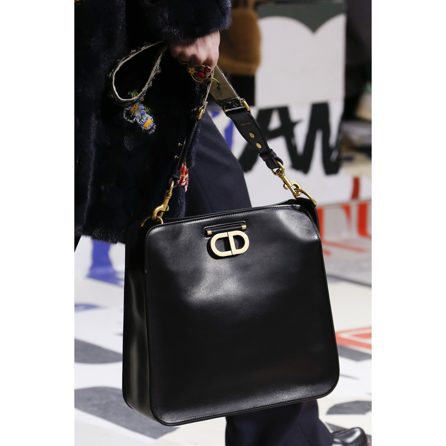 Фото Details Christian Dior , Details Dior Fall 2018 Ready-to-Wear , Детали показа Кристиан Диор , Детали показа Диор осень зима 2018 , Fashion show , неделя моды в Париже , PFW , Мария Грация Кьюри , Mainstyles